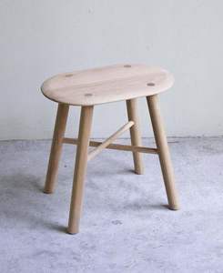 Tabouret en bois solide avec un savoir-faire de qualité supérieure conçu pour durer des générations dans les maisons, les restaurants et les bureaux - Product Image 3