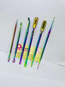 Empujador de cutículas de uñas de doble extremo de acero sostenible recubierto de arcoíris empujadores de manicura con diseño en forma de cuchara para eliminación de Arte de uñas - Product Image 5