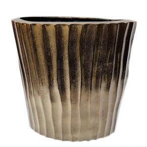 Design industriel Vase à fleurs en métal durable et élégant Vase de sol pour la décoration intérieure et les occasions de baptême - Product Image 3