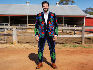 Ensemble de costume en velours bordeaux pour homme, style western, blazer et pantalon brodés avec un motif floral d'oiseaux - Product Image 3