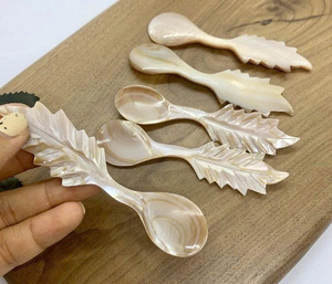 ช้อนขนมเปลือกหอยแกะสลักด้วยมือ: ของตกแต่งและใช้งานได้จริงที่ไม่เหมือนใครจากเวียดนามสำหรับการค้าปลีก - Product Image 2