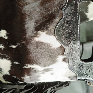 กระเป๋าสะพายพาดลำตัวหนังวัวสีดำทำจากอินเดียมีสายคล้องมือลายดอกไม้สลักลายดอกไม้กระเป๋าคุณภาพสูง - Product Image 4