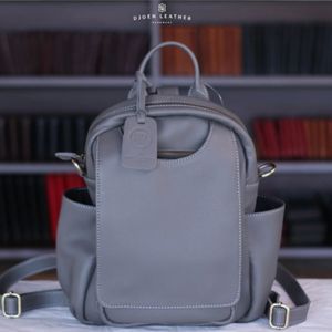 Sac à dos minimaliste en cuir profil mince avec finition de qualité supérieure et fermetures magnétiques d'Indonésie - Product Image 1