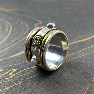 9.5 Grams Pearl <b>Spinner</b> <b>Ring</b> Elegant and Lightweight Jewelry - Product Image 1