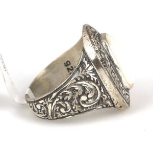 Anillo de Plata de Ley 925 para Hombre, Estilo Pluma, con Piedra Rectangular Ovalada de Nácar e Incrustaciones en Bisel - Product Image 4