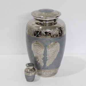 Urne en cendres en laiton de meilleure qualité avec ailes d'ange fabriquées à la main Urne funéraire en métal gravée sur mesure avec revêtement en émail pour cendres humaines - Product Image 3
