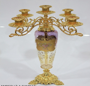 Grands porte-fleurs dorés avec de délicates pétales blancs et des perles. Gracieux. Disponible aux prix de gros. - Product Image 2