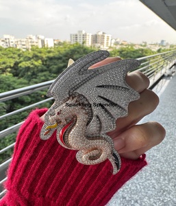 จี้ฮิปฮอปกลม้อยรูปมังกรการ์ตูนประดับเพชรโมอิสเจิดจ้าพร้อมจี้และเสน่ห์ - Product Image 1