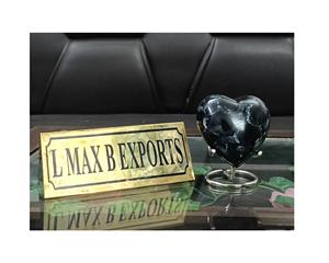 Urnes de crémation en forme de coeur noir fabriquées à la main en métal de conception classique pour l'urne de souvenir de petit coeur de qualité de forme personnalisée humaine - Product Image 1