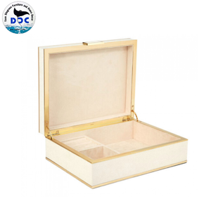 Étui de rangement pour bijoux en bois et laiton avec plateau amovible en velours, modèle unique personnalisé par le fabricant DPC - Product Image 5