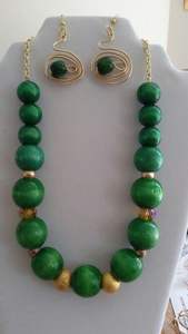 Nouveau collier pendentif en perles de résine en forme de fleur classique à la mode pour les fêtes - Product Image 2