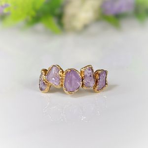 Anillo de cuarzo rosa chapado en oro, joyería minimalista - Product Image 1