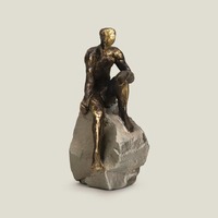 Sculpture artistique en aluminium en forme de vague pour la décoration intérieure conçue avec des lignes fluides et une influence contemporaine