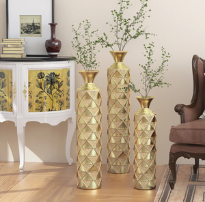 Lot de 3 vases dorés de luxe en métal et aluminium pour plancher, design triangulaire gaufré, décor élégant pour maisons élégantes, intérieurs d'hôtels - Product Image 1