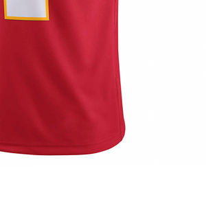 เสื้ออเมริกันฟุตบอลดีไซน์ใหม่ยอดนิยมปี 2026 สีแดงแบบกำหนดเองสำหรับทุกเพศ ผลิตจากผ้าโพลีเอสเตอร์ 100% คอวี - Product Image 5