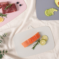 Ensemble de planches à découper rondes en plastique PET de style coréen Mariebel avec design multifonctionnel et support pour une utilisation lors de réceptions alimentaires