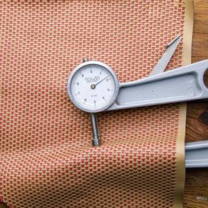 Cesta tejida hecha a mano en rojo y tostado, piel sintética personalizable, producto de cuero Premium de 1 a 12 pies cuadrados. - Product Image 1