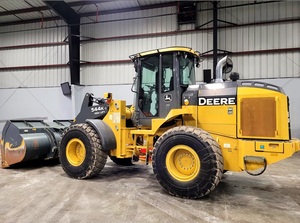 La chargeuse sur pneus JD 544K est livrée avec un seau PSM de 4.5 verges prêt à fonctionner - Product Image 3