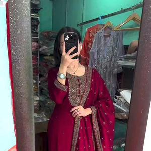 Séquence de soie de Chinon de conception moderne de luxe de haute qualité et haut de créateur brodé de fil avec pantalon et vêtements de mariage Dupatta - Product Image 3