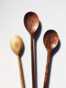 Cuillère en bois de style traditionnel, conçue pour la cuisine authentique, le mélange et le service dans les cuisines familiales culturelles - Product Image 2