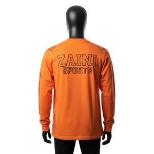 Camiseta de manga larga para hombre de algodón y poliéster de 200 GSM premium, color naranja, con gráfico deportivo y logotipo personalizado con serigrafía. - Product Image 2