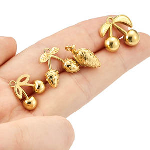 Dijes de fresa y cereza de acero inoxidable 316L chapados en oro PVD de 14K y 18K, personalizados para la fabricación de joyería. - Product Image 4