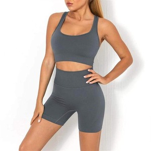 Ensemble deux pièces pour femme, haut court à bretelles et short de yoga à cordon de serrage, avec logo personnalisé, collection été 2025, style jogging sportif - Product Image 2