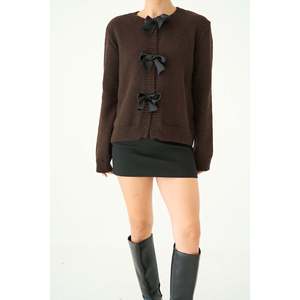 Cardigan marron foncé avec accessoire nœud - Product Image 1