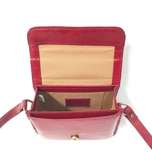 Mini sacoche en cuir rouge vintage avec poignée supérieure et bandoulière réglable faite à la main d'Indonésie - Product Image 3