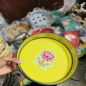 Décoration intérieure sur mesure avec nos exquises plateaux ronds en bois peints à la main de couleur jaune bois de haute qualité inactif pour la décoration intérieure - Product Image 1