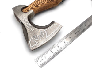 Hacha Vikinga Hecha a Mano de Acero con Alto Contenido de Carbono, Funda de Cuero de Grado Industrial, Mango de Acero, 1.5 kg, para Camping y Uso Diario - Product Image 3