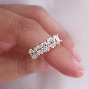 Anillo de Compromiso de Moissanita Ovalada con Cinco Piedras, Anillo de Boda de Moissanita de Corte Ovalado de 6*4 mm, Anillo de Diamantes de Oro Amarillo de 14k - Product Image 4