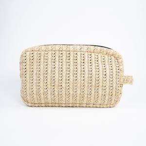 กระเป๋าใส่เครื่องสำอางขนาดใหญ่พร้อมโลโก้แนววินเทจและการปิดซิป - Product Image 1