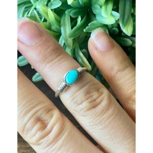 Anillo Navajo Hecho a Mano con Piedra Preciosa Turquesa, Diseño de Mariposa en Plata de Ley con Engaste de Bisel, Talla 3.75, para Uso Diario y Bodas - Product Image 2