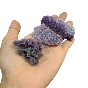 Petit spécimen d'agate de raisin naturelle, agate de raisin botryoïdale brute violette, grappe de cristaux minéraux pour collection et décoration - Product Image 2