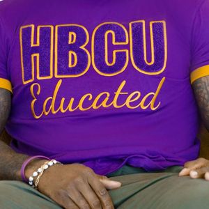 HBCU istruito in oro viola ciniglia ricamato Tee Omega greco Life abbigliamento Custom cotone confraternita T Shirt uomo - Product Image 3