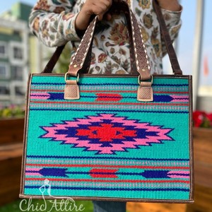 Manta de sillín de cuero con herramientas hechas a mano, bolsos de mano occidentales para mujer, bolsos de mano grandes de lana turquesa y cuero genuino - Product Image 1