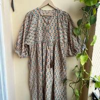 Robe longue décontractée en coton 100% écoresponsable, imprimée au bloc, à col en V, manches longues et décorations à pompons, coupe trapèze
