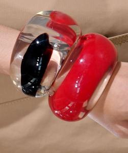 Ensemble de bracelets en résine imperméables au look luxueux pour femmes, finition lisse, couleurs personnalisées, design mignon - Accessoire élégant pour les invitées de mariage - Product Image 4