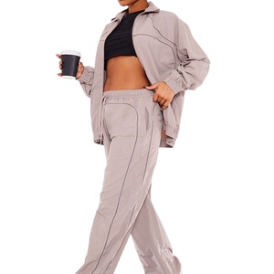 Conjunto de chándal cortavientos de dos piezas personalizado de alta calidad para mujer 100% poliéster cremallera completa de talla grande con capucha logotipo personalizado 2026 - Product Image 2