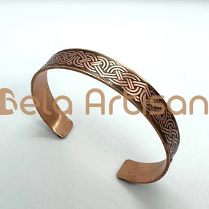 Pulsera de cobre Brazalete ancho antiguo con hermoso diseño y cierre magnético de canal Pulsera curativa de cobre artesanal Bela - Product Image 1