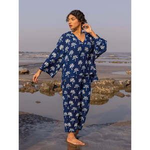 Chemise à capuche Tamanna Indigo, coupe ample, en viscose - Product Image 1