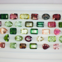 Lot de 58 pierres précieuses naturelles multi-tourmalines de haute qualité, lustre AAA, polissage parfait, certifiées IGI, coupes variées 5-10mm, 103 carats pour