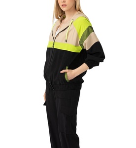 Chaqueta impermeable deportiva para mujer de nueva moda, cortavientos ligero con capucha, ropa activa, chaqueta arrugada de nailon para exteriores para mujer - Product Image 1
