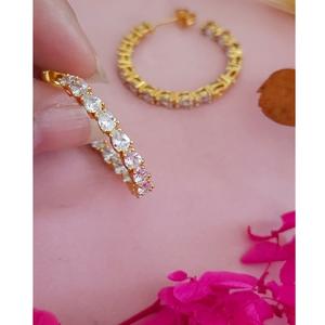 Hermosos Pendientes de Clip Clásicos Chapados en Oro con Circonitas para Mujeres y Niñas - Moda para Fiestas y Eventos Nocturnos - Product Image 1