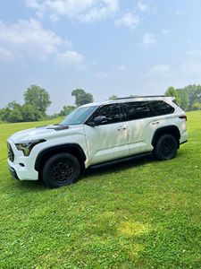 Toyota Sequoia TRD Pro 2023, Motor V6 Twin-Turbo, Tracción en las Cuatro Ruedas, Interior Rojo, Faros LED, Techo Panorámico, Bajo Kilometraje - Product Image 4