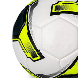 Ballon d'entraînement de football de meilleure qualité avec logo personnalisé fait à la main en cuir véritable nouveau style de football avec technique thermoscellée en vente - Product Image 4