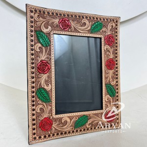 Cadre photo en cuir véritable outillé à la main personnalisé de vente chaude avec Rose et feuille sculpture rustique bureau occidental et décoration murale 4x6 Photo - Product Image 1