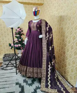 Design Ready Wear Kleid Baumwolle Kurtis Großhandel Anarkali Neueste Mode Niedriger Preis mit Dupatta Jackate Indian Ladies Reyon Frauen