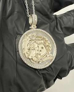 Colgante redondo personalizado Silver Crest con borde con incrustaciones de circonitas, joyería hip hop para hombre, cadena de lujo estilo streetwear. - Product Image 3
